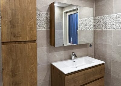 Badkamer met wastafel en houtlook tegels - tegelwerk Uw tegelidee