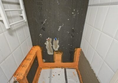 Badkamer tegelwerk in uitvoering - Uw tegelidee