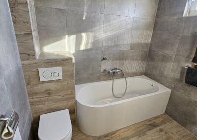 Badkamer met bad en houtlook tegels - tegelwerk Uw tegelidee