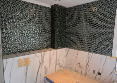 Toilet met groene hexagon mozaïek en marmerlook tegels, in uitvoering - Uw tegelidee
