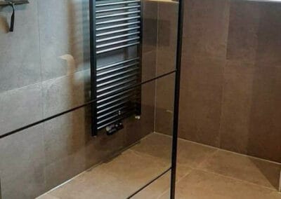 Taupe inloopdouche met zwarte designradiator - tegelwerk Uw tegelidee