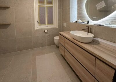 Luxe badkamer met marmerlook tegels en dubbele wastafel - tegelwerk Uw tegelidee